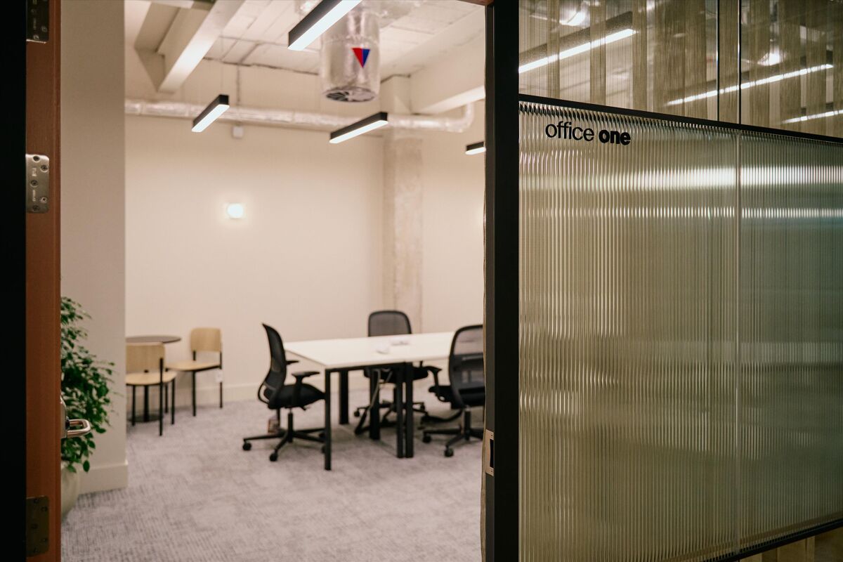 To Let - Refurbished serviced office suites from 127-388 sq ft in Leeds City Centre