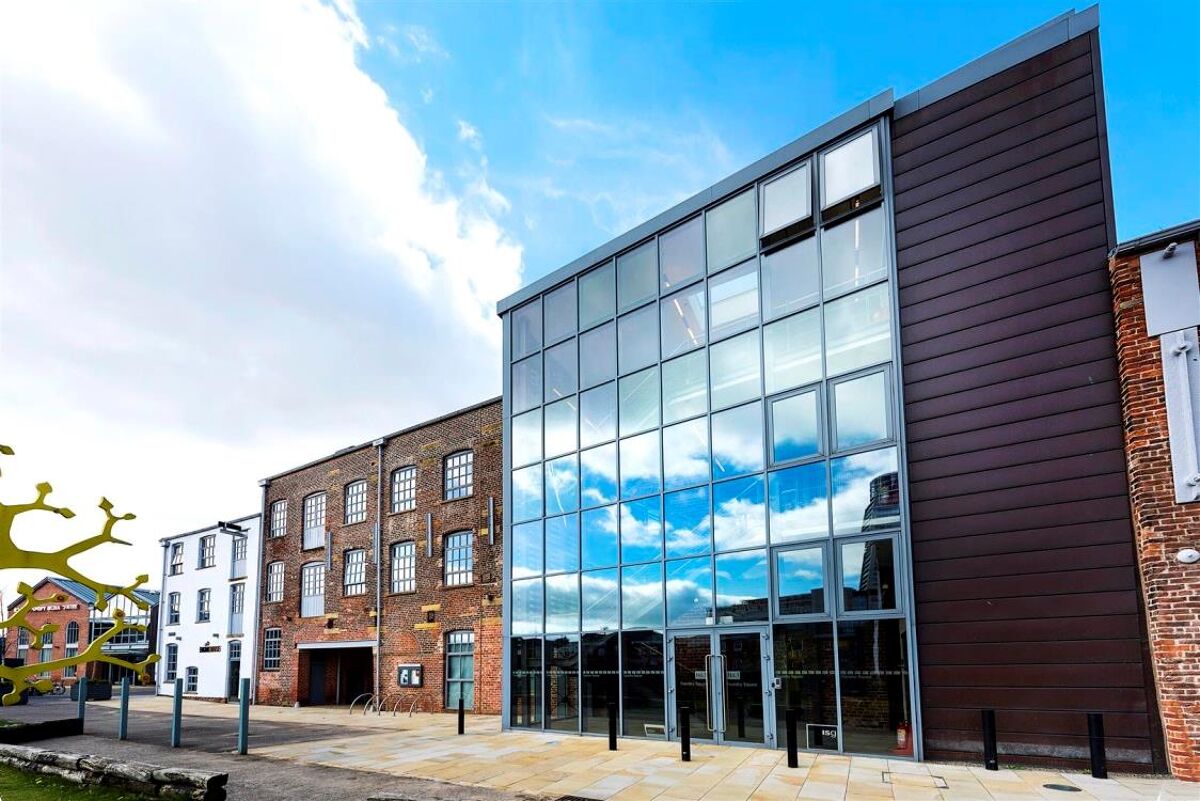 To Let - Second floor office of 2,978 sq ft with parking in Leeds City Centre