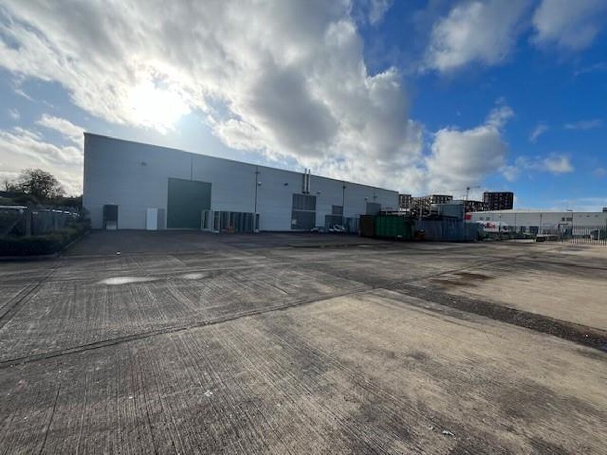 TO LET - Detached Industrial / Warehouse Unit in Reading