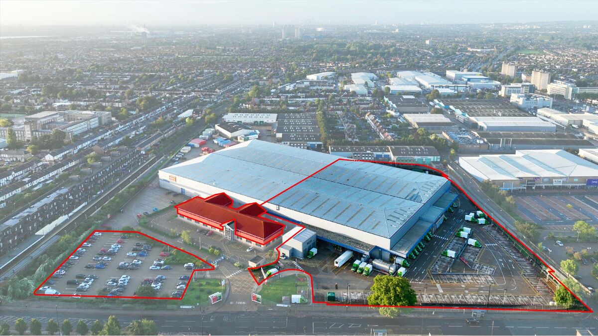 To Let - Highly specified, cross-docked distribution warehouse in Enfield