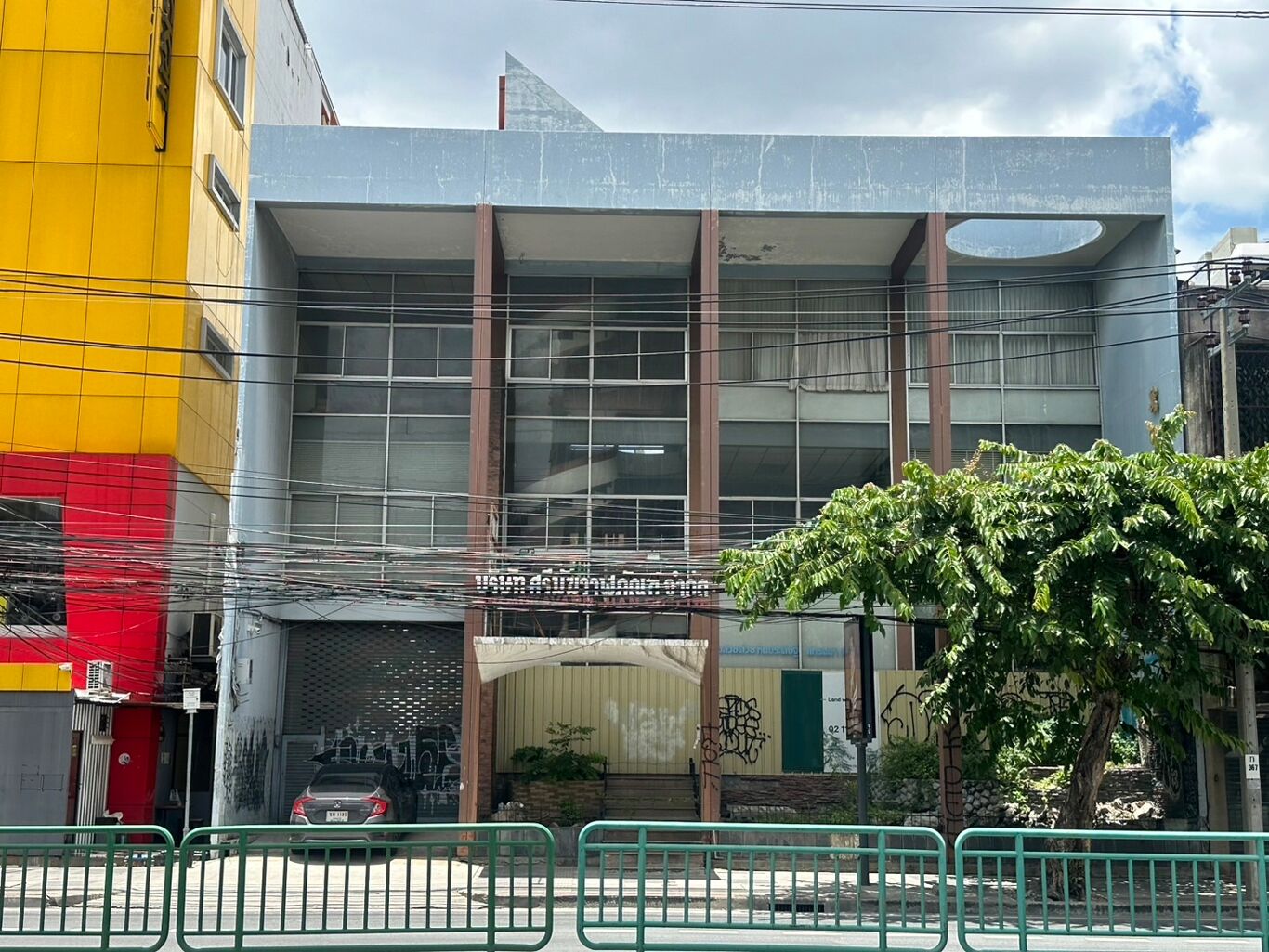 Image of Land with Building for sale, Area 151 square wah, on Phetchaburi Road