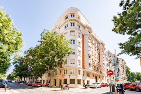 Picture of 3 bedroom apartment for sale.