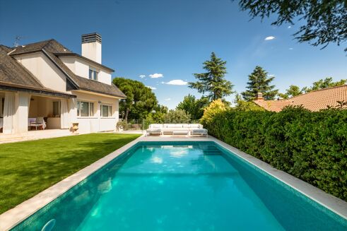 Picture of 6 bedroom chalet for sale.