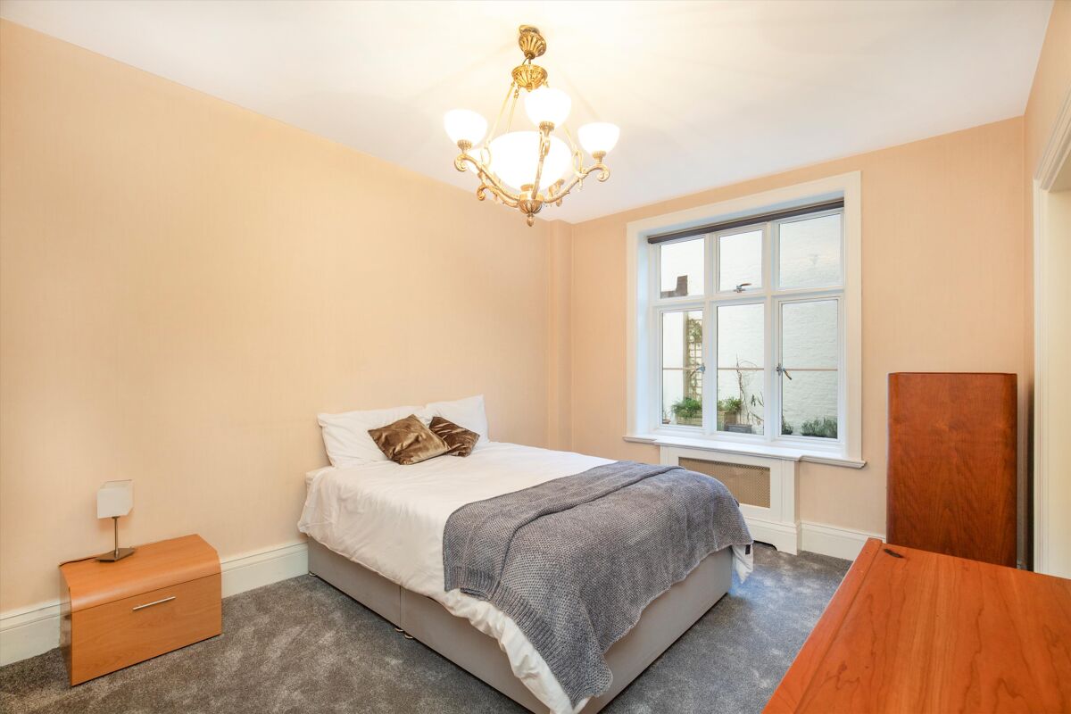 flat to rent in Chesterfield House, Chesterfield Gardens, Mayfair
