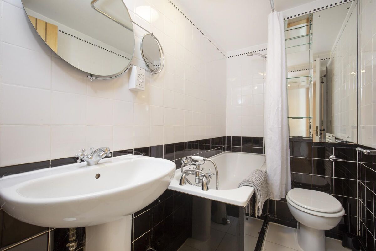 flat to rent in Meridian Place, Upper St Martins Lane, Covent Garden