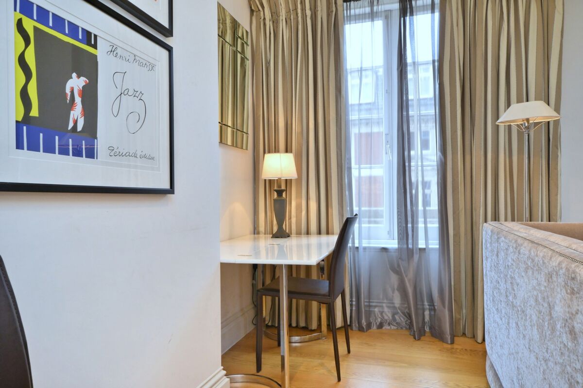 flat to rent in Avenfield House, Park Lane, Mayfair, London, W1K