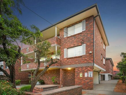 Picture of 18 bedroom block of flats for sale.