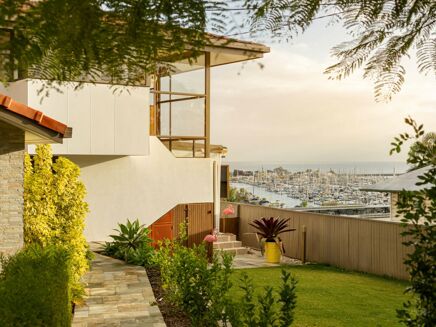 Picture of 5 bedroom house for sale.
