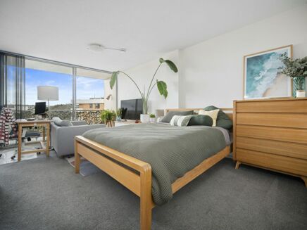 Picture of 1 bedroom studio flat for sale.