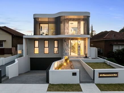 Picture of 5 bedroom house for sale.