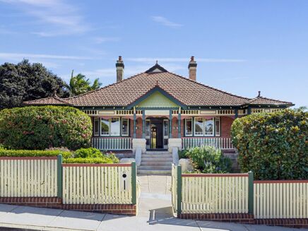 Picture of 5 bedroom house for sale.