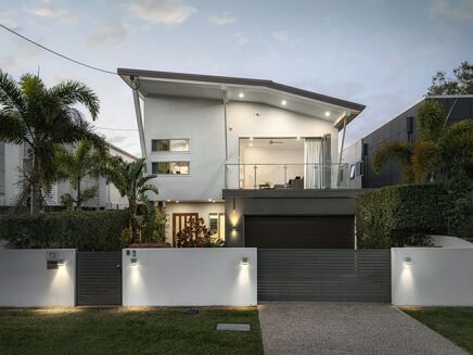 Picture of 5 bedroom house for sale.