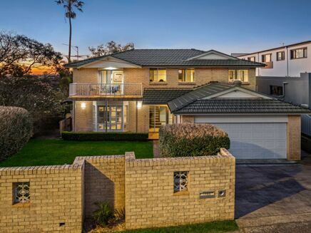 Picture of 5 bedroom house for sale.