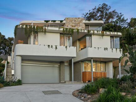 Picture of 5 bedroom house for sale.