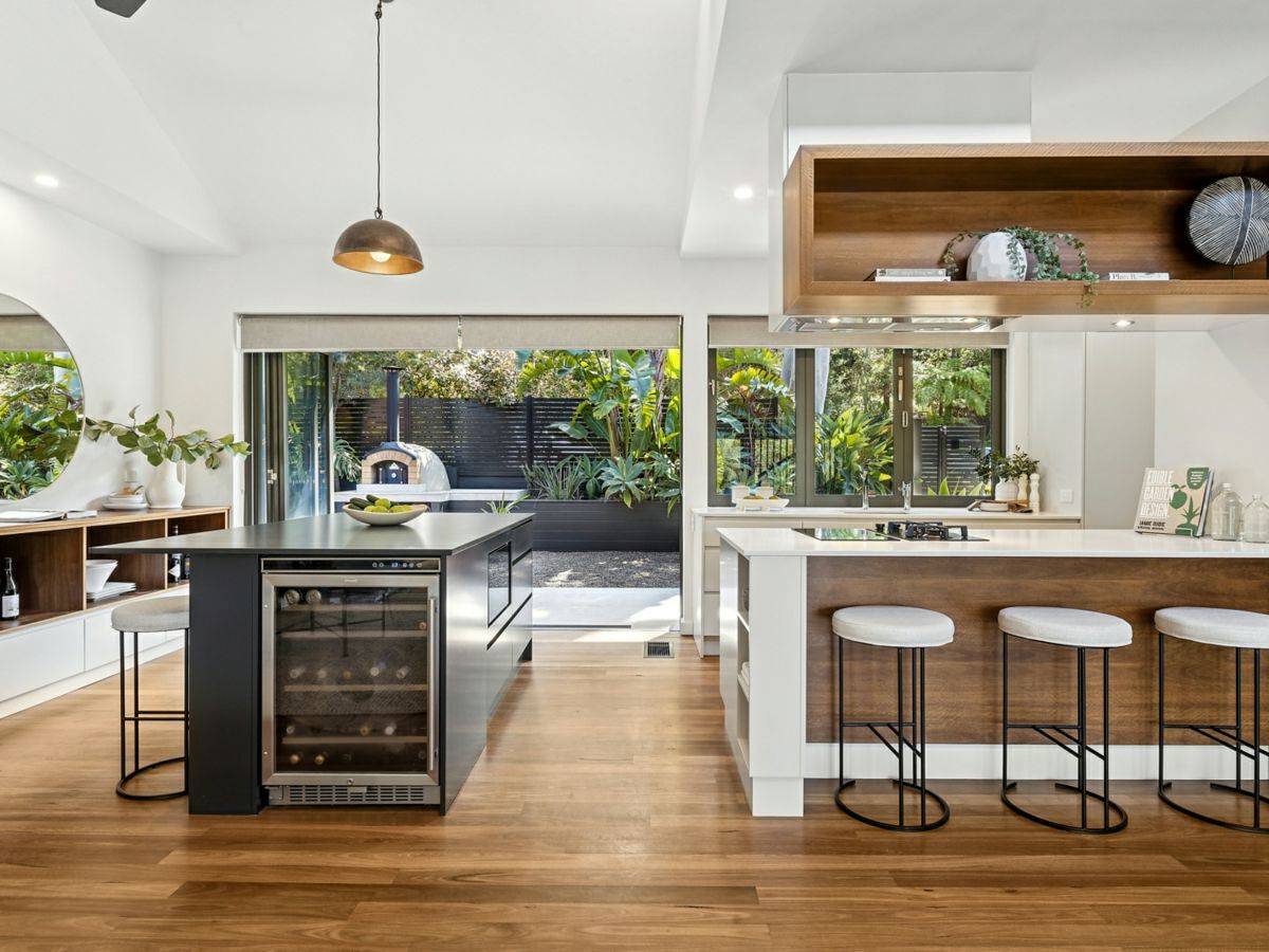 77 Rembrandt Drive, MIDDLE COVE, Middle Cove - Thumbnail 2