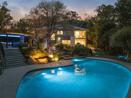 Picture of 6 bedroom house for sale.