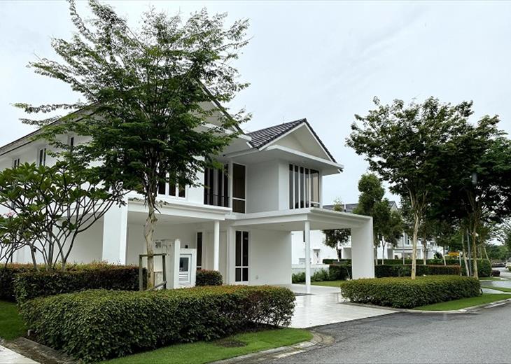Picture of 6 bedroom bungalow for sale.