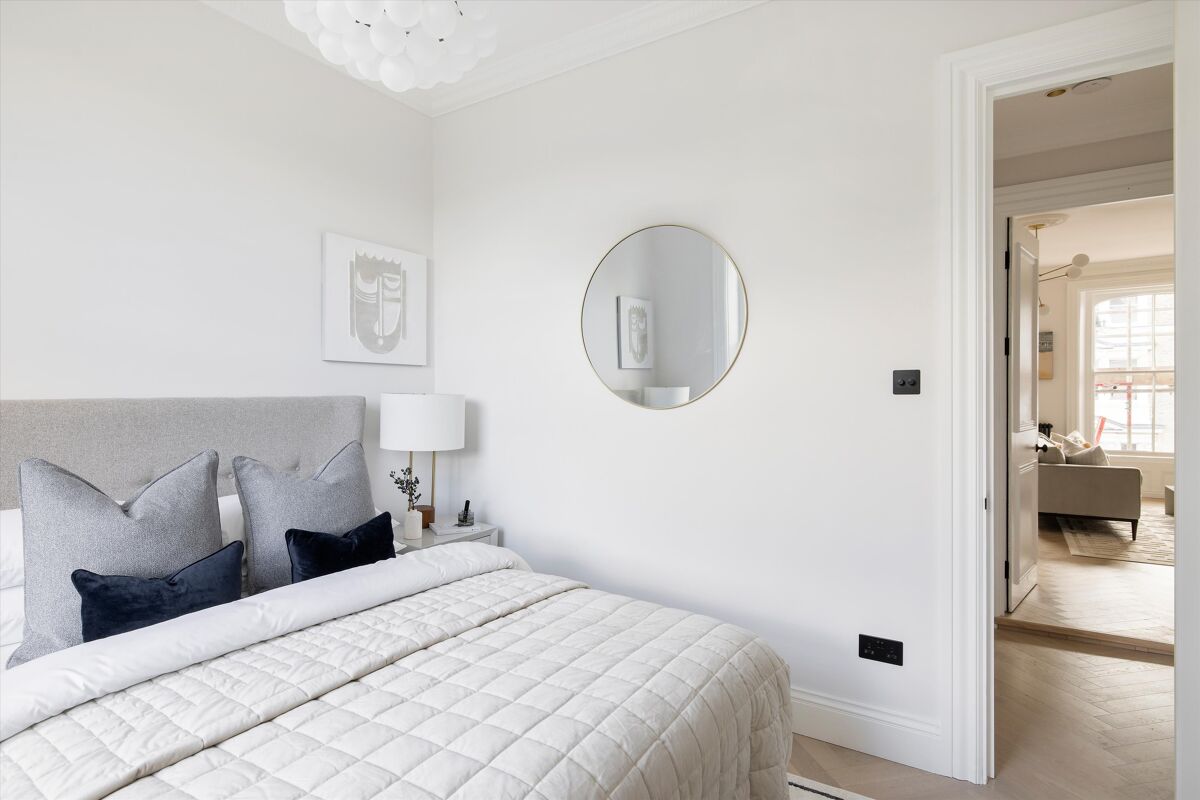 flat for sale in Arundel Gardens, Notting Hill, London, W11