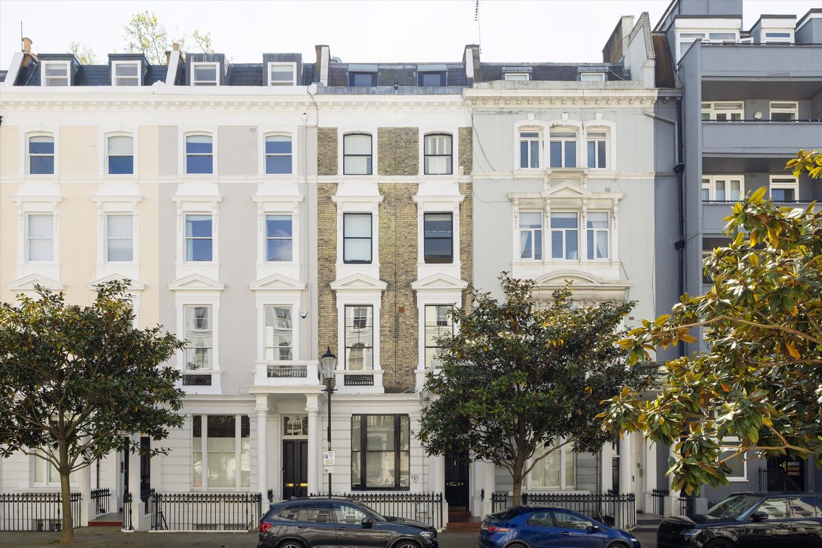 1 bedroom, first floor flat for sale in Arundel Gardens, London, W11