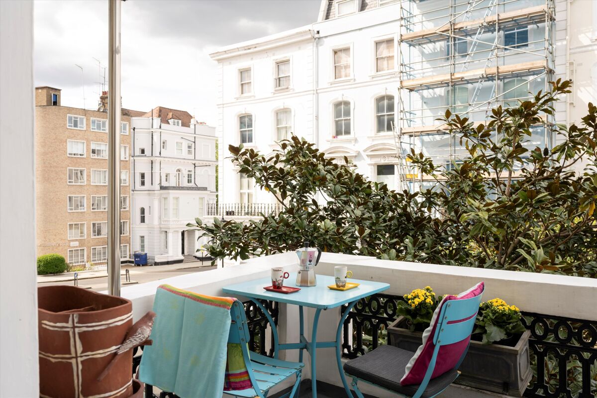1 bedroom, first floor flat for sale in Arundel Gardens, London, W11