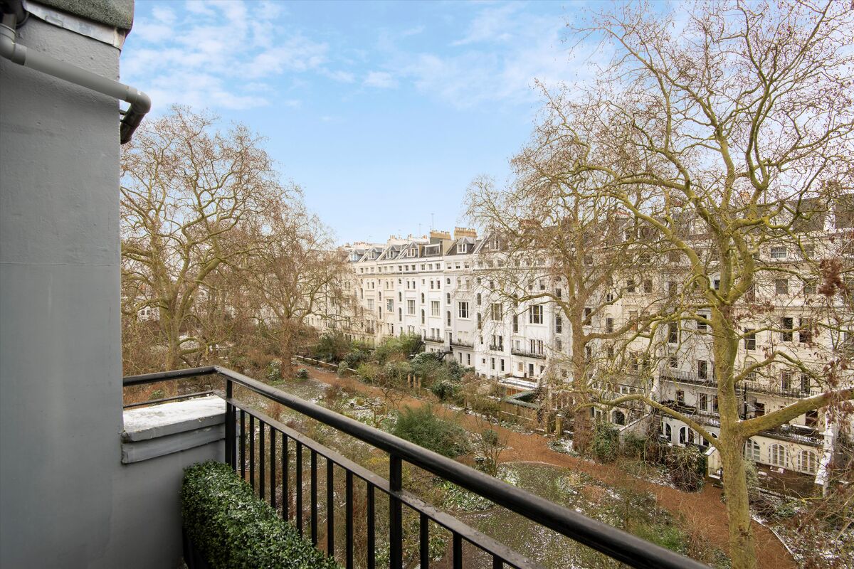 flat for sale in Arundel Court, Arundel Gardens, Notting Hill, London