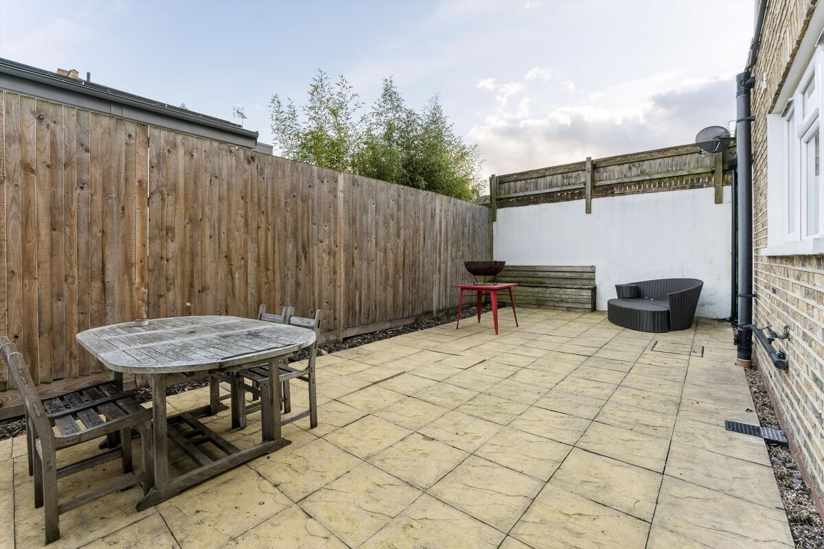 flat to rent in Loftus Road, Shepherds Bush, London, W12 NHQ012125203 Knight Frank