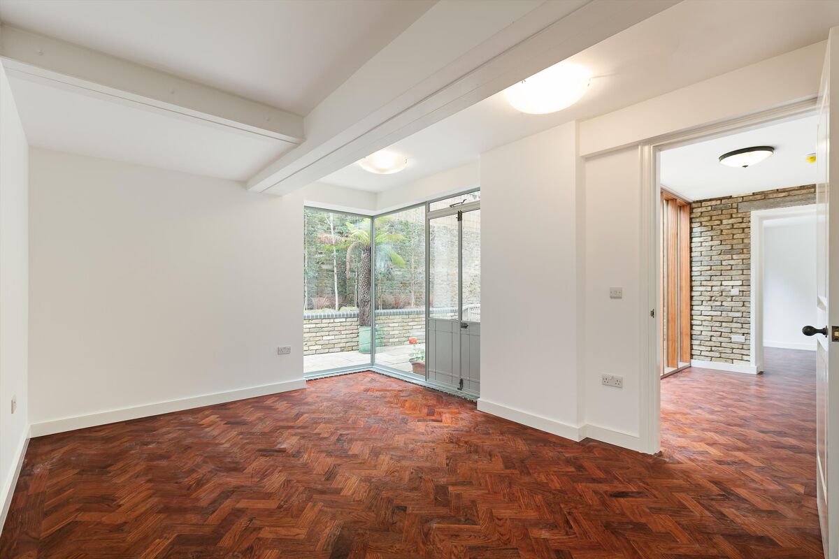 flat to rent in Cornwall Crescent, Notting Hill, London, W11