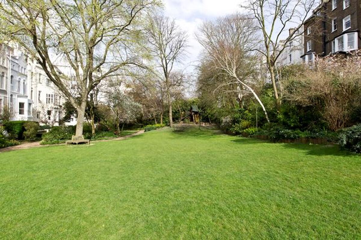 flat to rent in Lansdowne Crescent, Notting Hill, London, W11