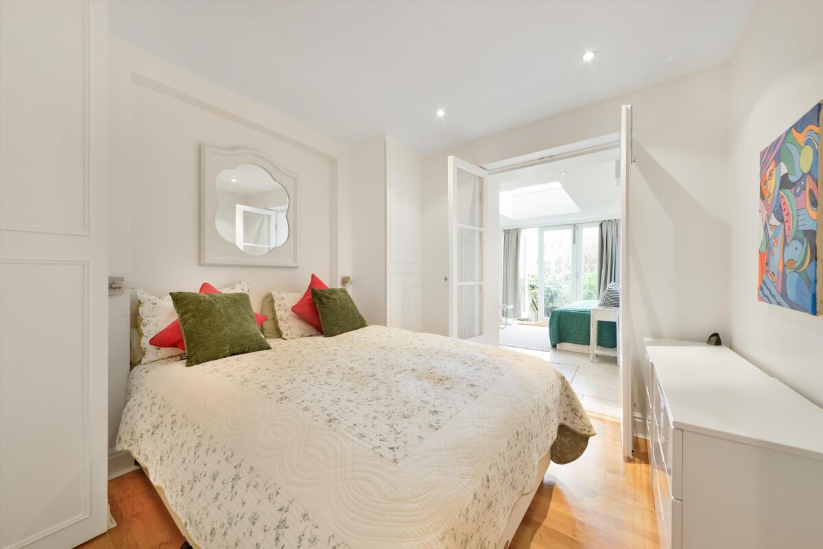 flat to rent in Lansdowne Crescent, Notting Hill, London, W11