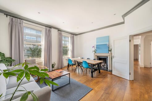 Picture of 4 bedroom flat for rent.