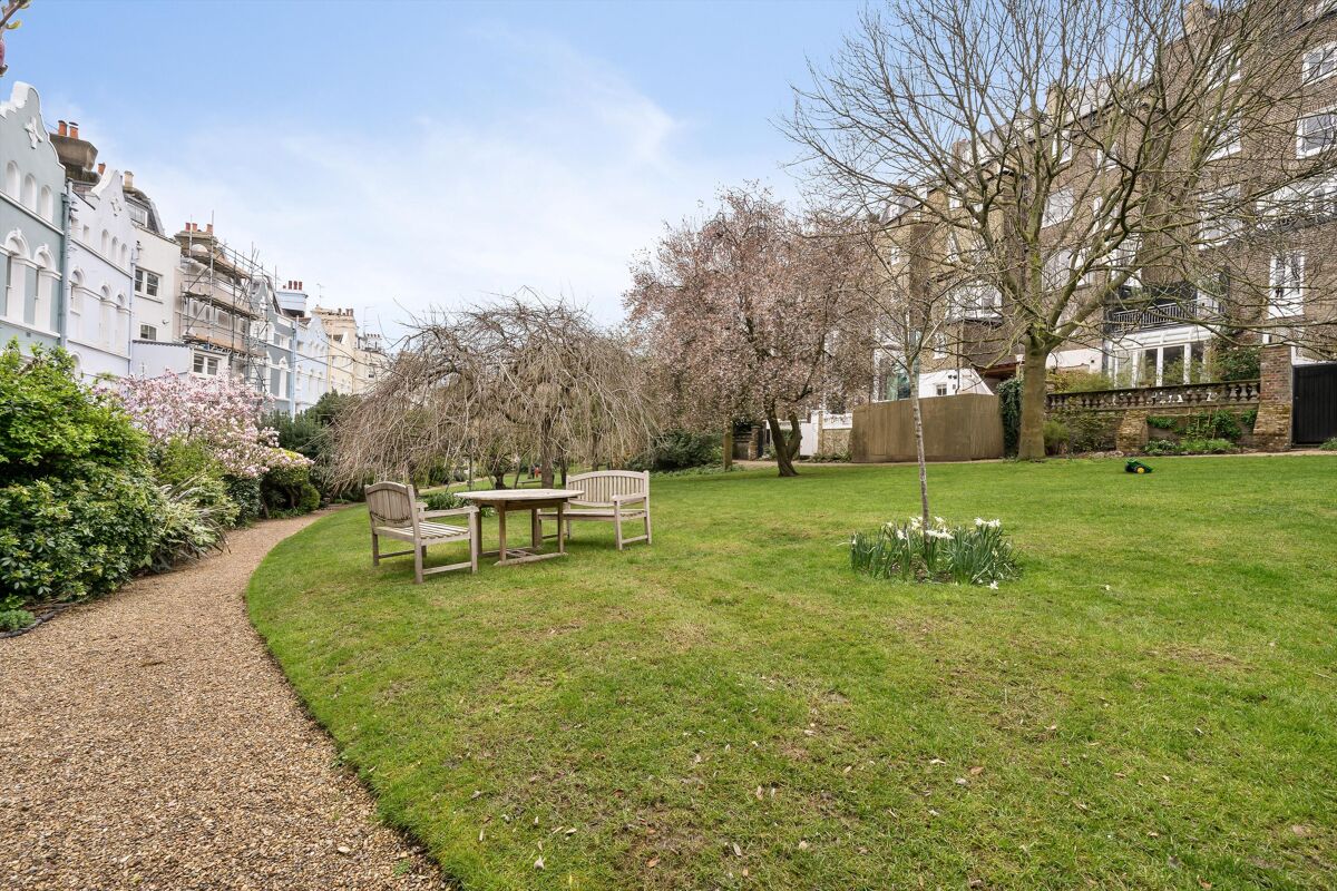 flat to rent in Lansdowne Crescent, Notting Hill, London, W11