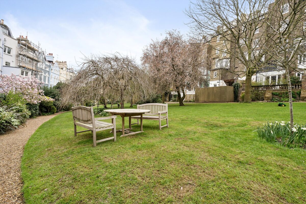 flat to rent in Lansdowne Crescent, Notting Hill, London, W11