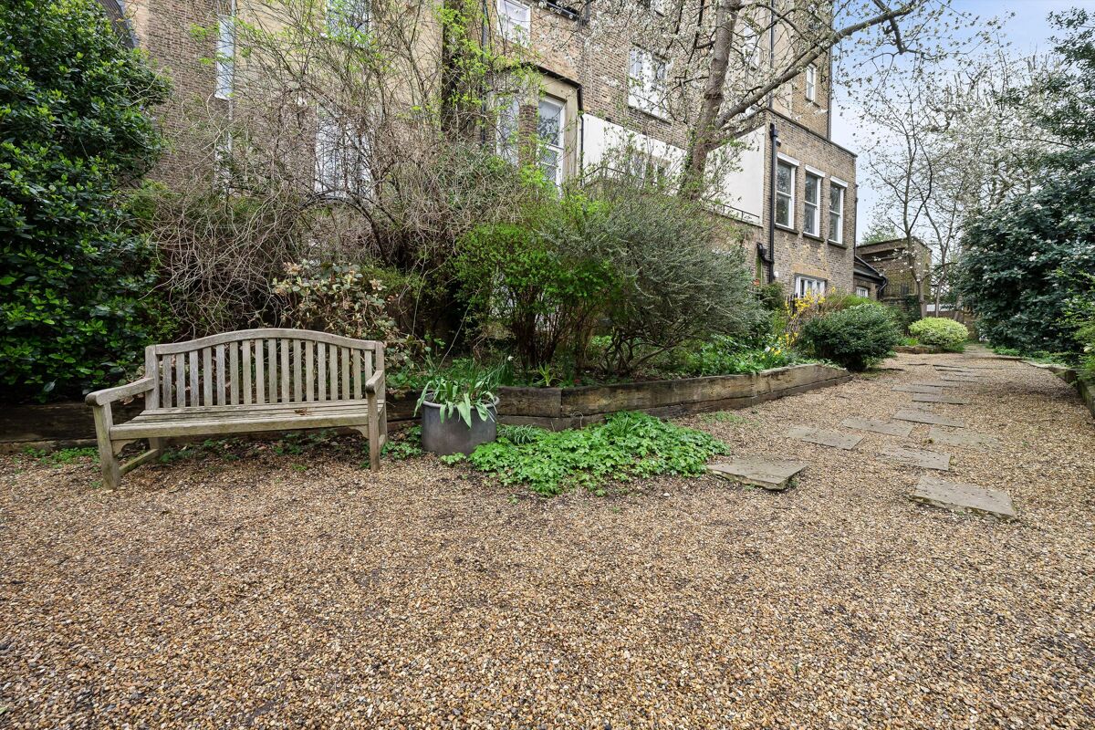 flat to rent in Lansdowne Crescent, Notting Hill, London, W11