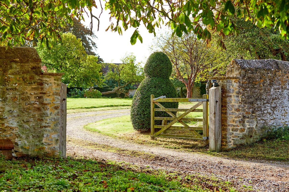 house for sale in Hinton Waldrist, Faringdon, Oxfordshire, SN7 OXF060086 Knight Frank house for sale in Hinton Waldrist, Faringdon, Oxfordshire, SN7 OXF060086 Knight Frank