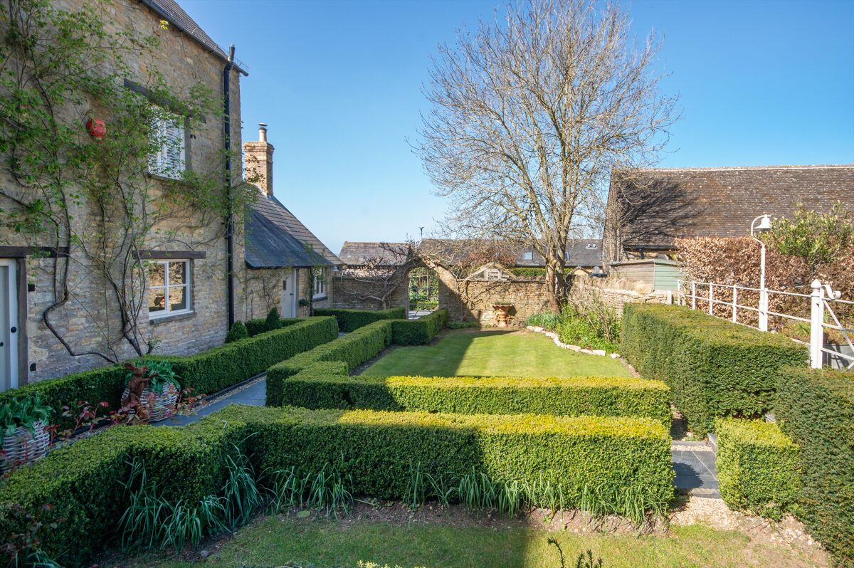 farmhouse for sale in Taston, Charlbury, Oxfordshire, OX7 OXF180518
