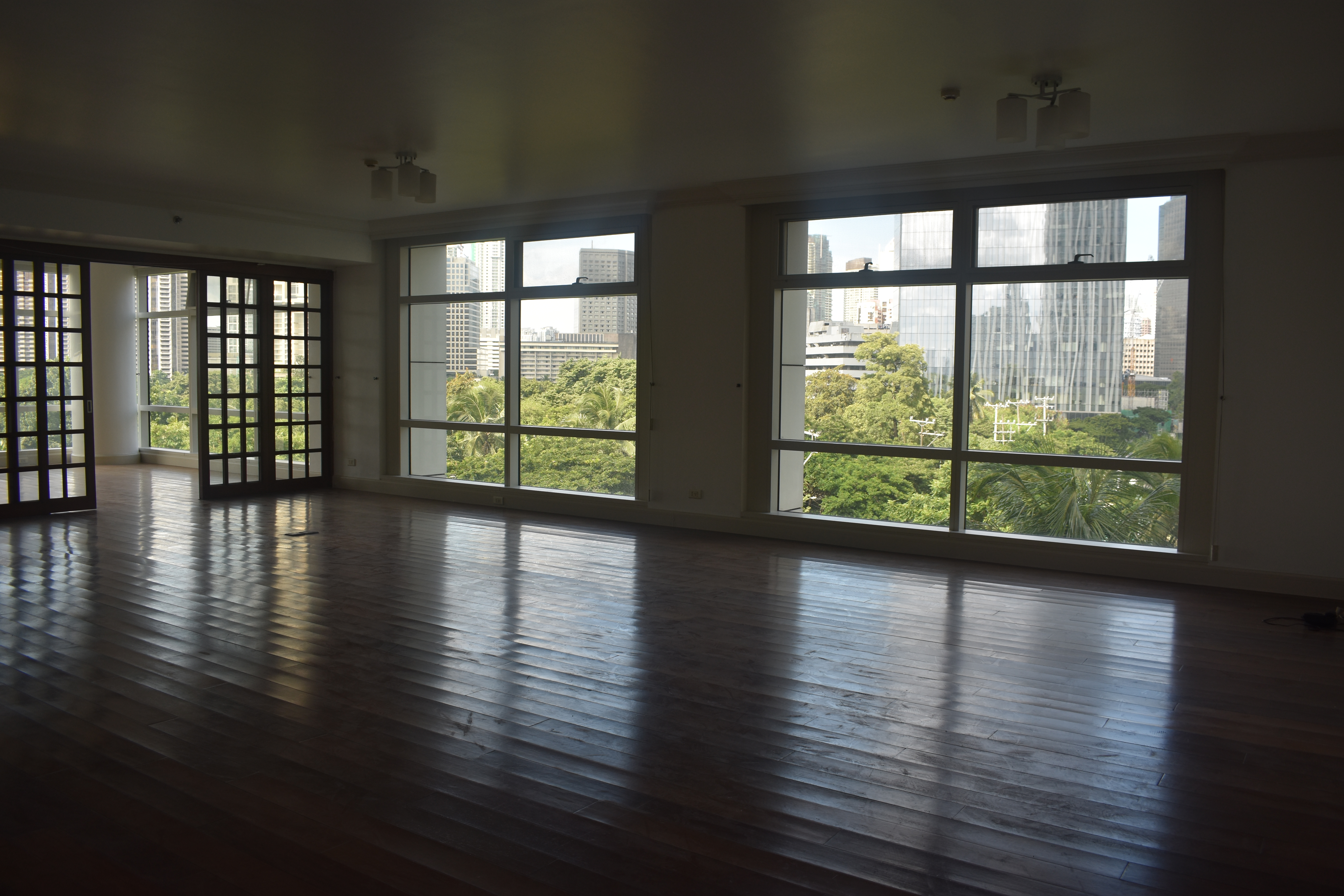 Condominium To Rent In One Roxas Triangle Cruzada St Makati City