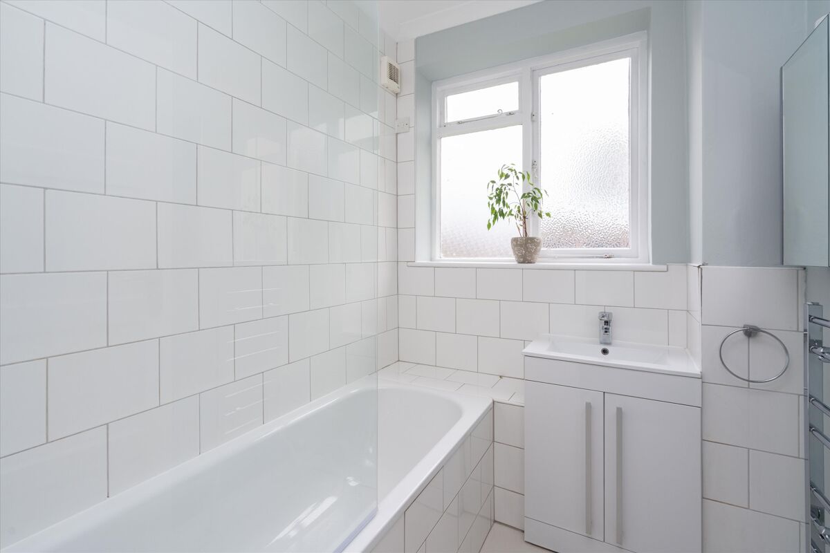flat for sale in Burbage Road, Herne Hill London SE24 POD012073649