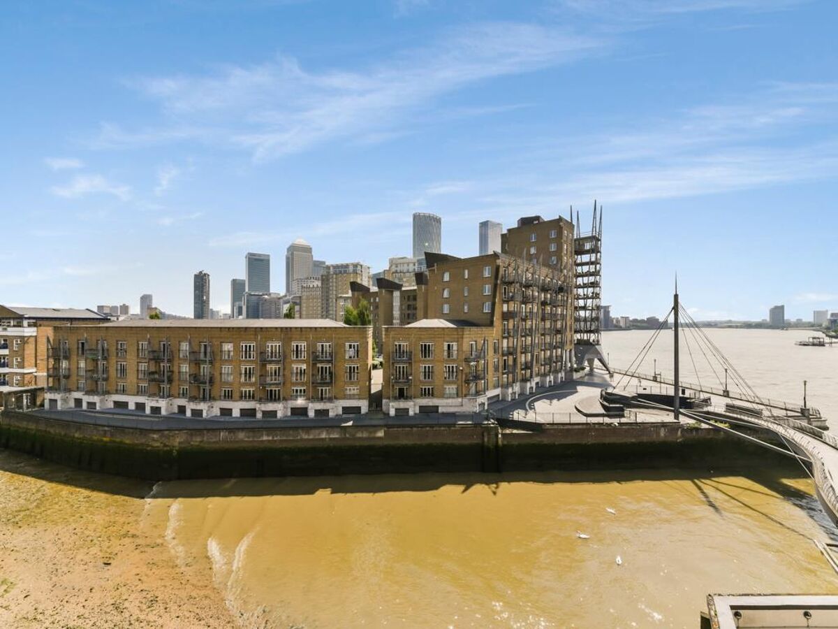 flat to rent in Dunbar Wharf, 126134 Narrow Street, Limehouse, London