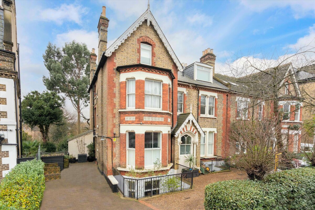 apartment for sale in Thurlow Park Road, West Dulwich London SE21