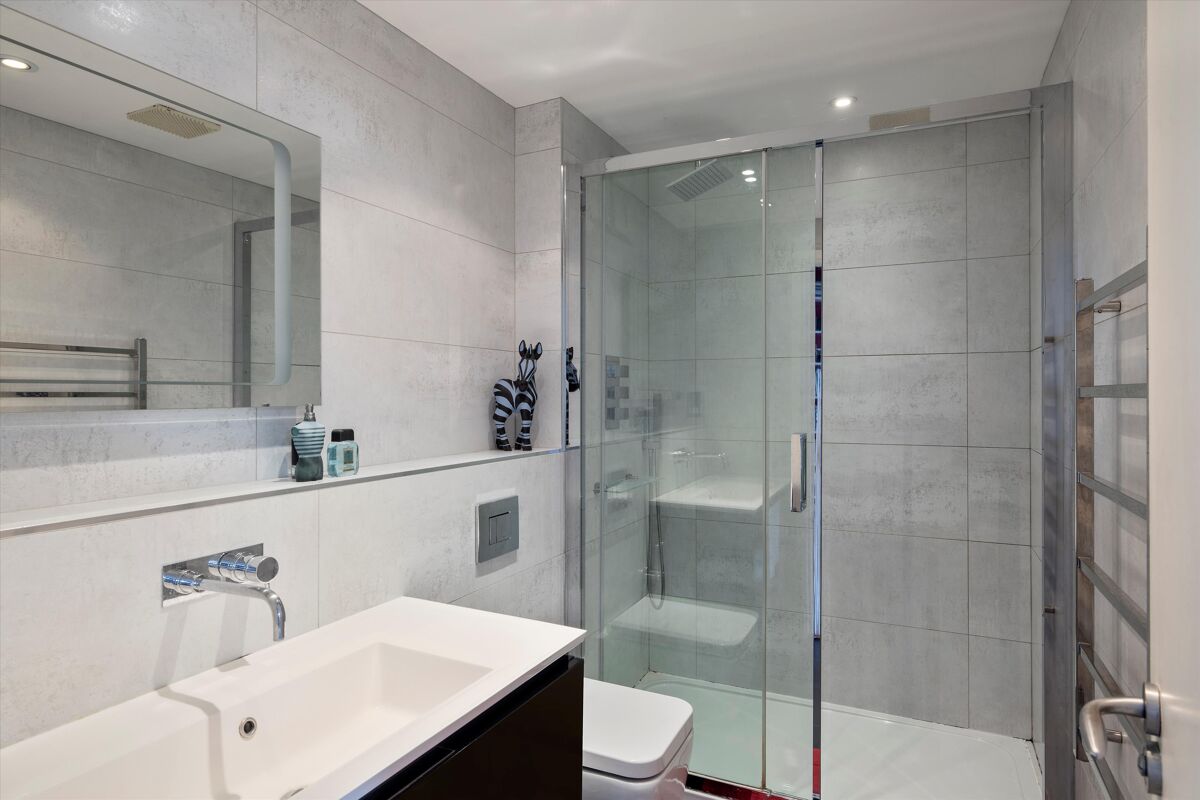 Flat For Sale In Chepstow Place, London, W2 - Pod012229343 