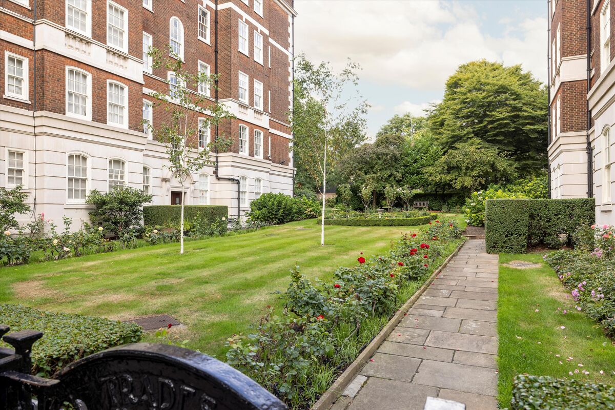 flat for sale in Campden Hill Gate, Duchess of Bedford's Walk, London