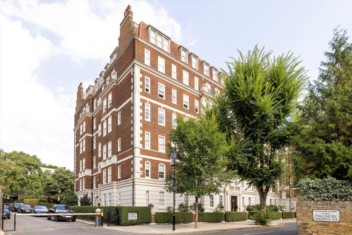 flat for sale in Campden Hill Gate, Duchess of Bedford's Walk, London