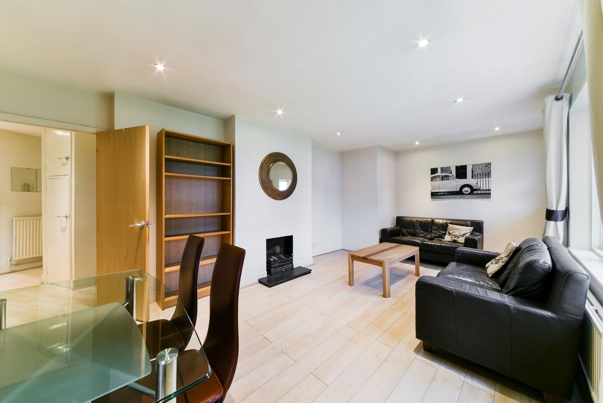 flat for sale in William Lodge, Grange Grove, Islington, London, N1