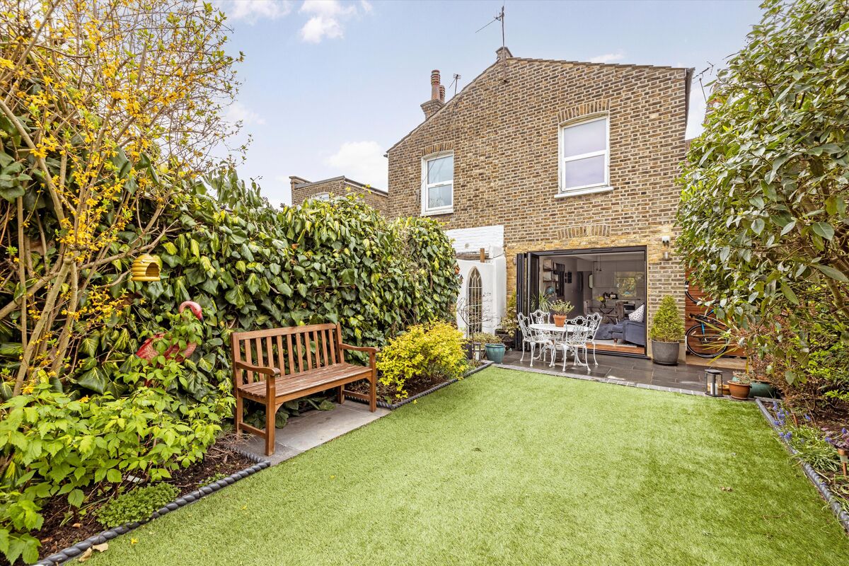 flat for sale in Buchanan Gardens, Kensal Rise, London, NW10