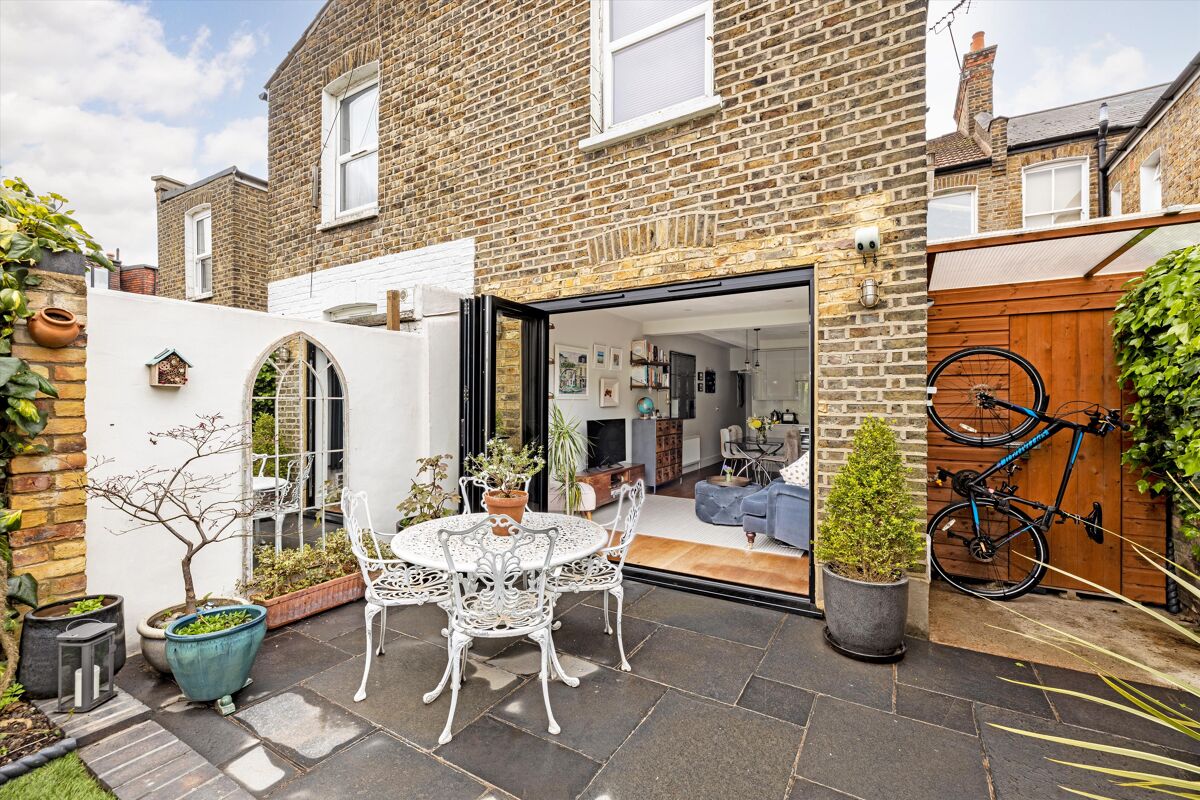 flat for sale in Buchanan Gardens, Kensal Rise, London, NW10