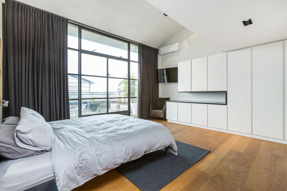 flat for sale in Chiswick Green Studios, 1 Evershed Walk, London, W4