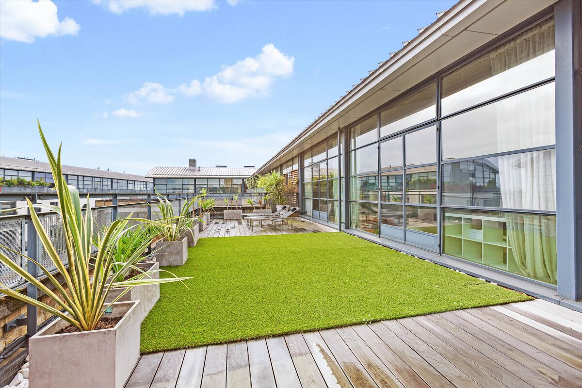 flat for sale in Chiswick Green Studios, 1 Evershed Walk, London, W4