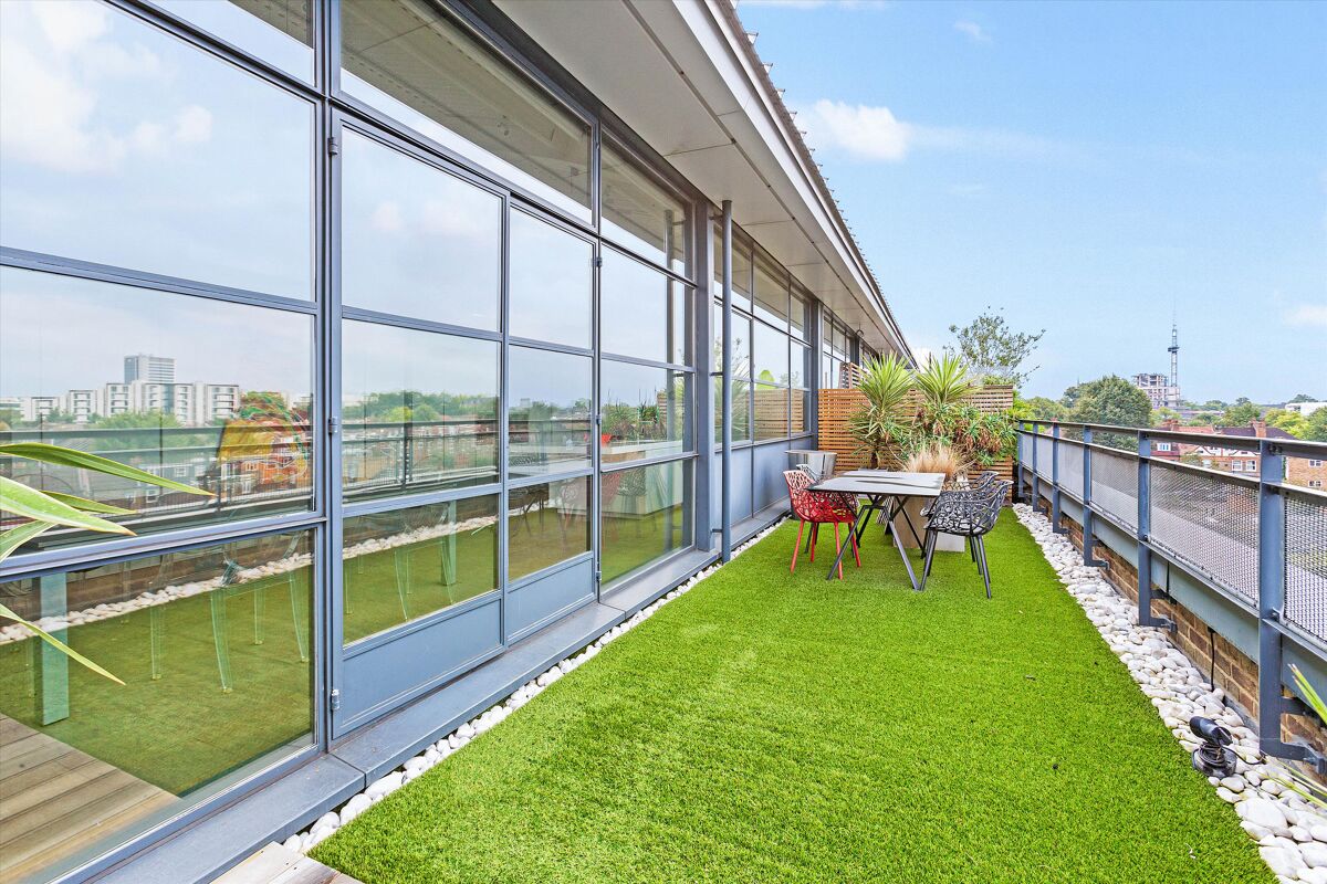 flat for sale in Chiswick Green Studios, 1 Evershed Walk, London, W4