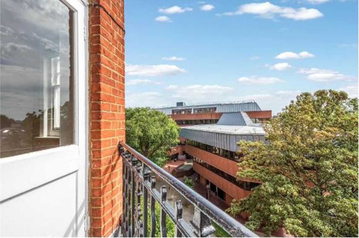 flat to rent in Campden Hill Road, Kensington, London, W8