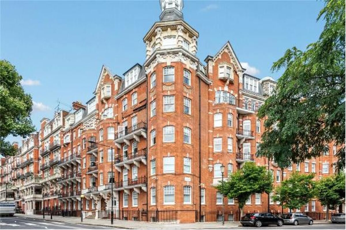 flat to rent in Campden Hill Road, Kensington, London, W8